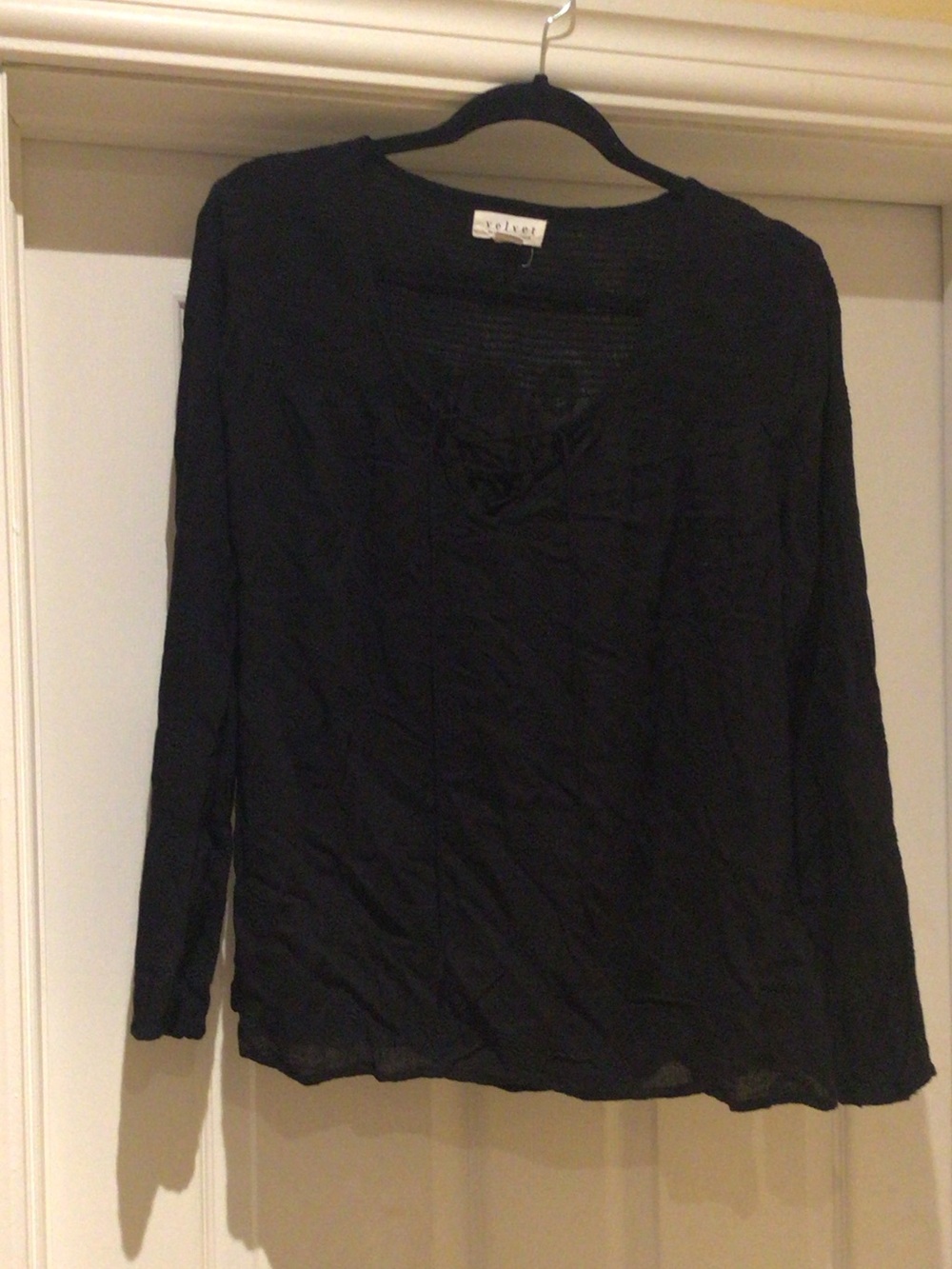 Velvet by Graham & Spencer Black Lightweight Long-Sleeve V-Neck Top